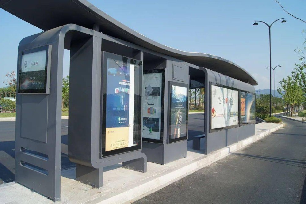 山东智能公交站台候车亭投入使用